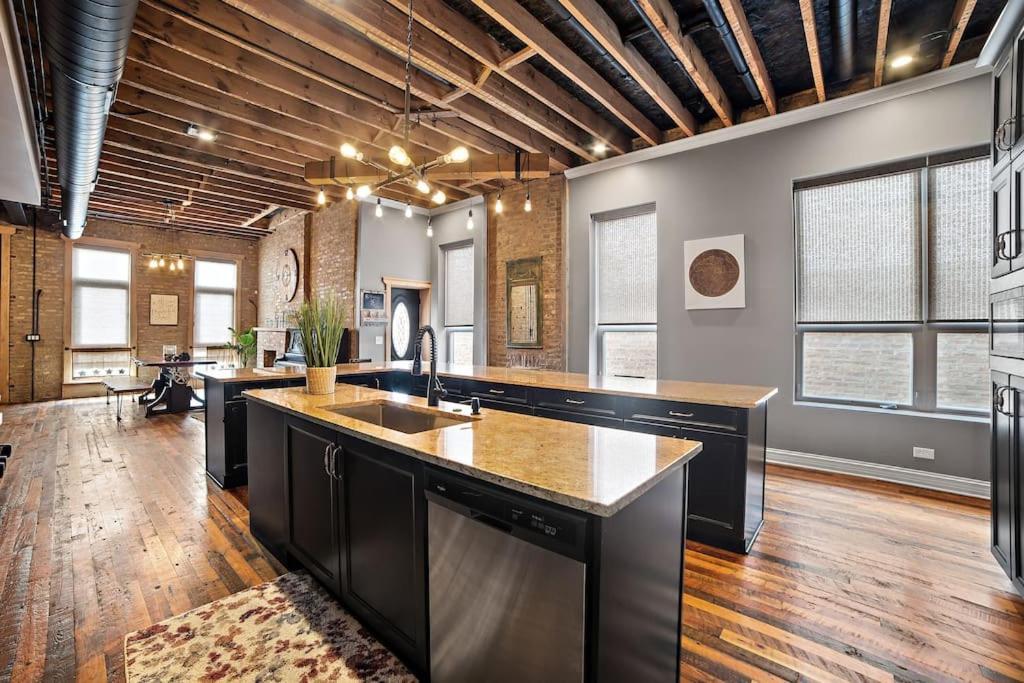 Chicago Mid-Century Gem Steps From United Center Villa Esterno foto